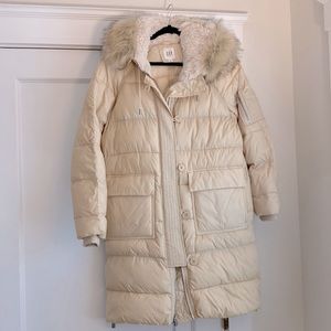 GAP beautiful, LIKE NEW, winter white parka size Medium
